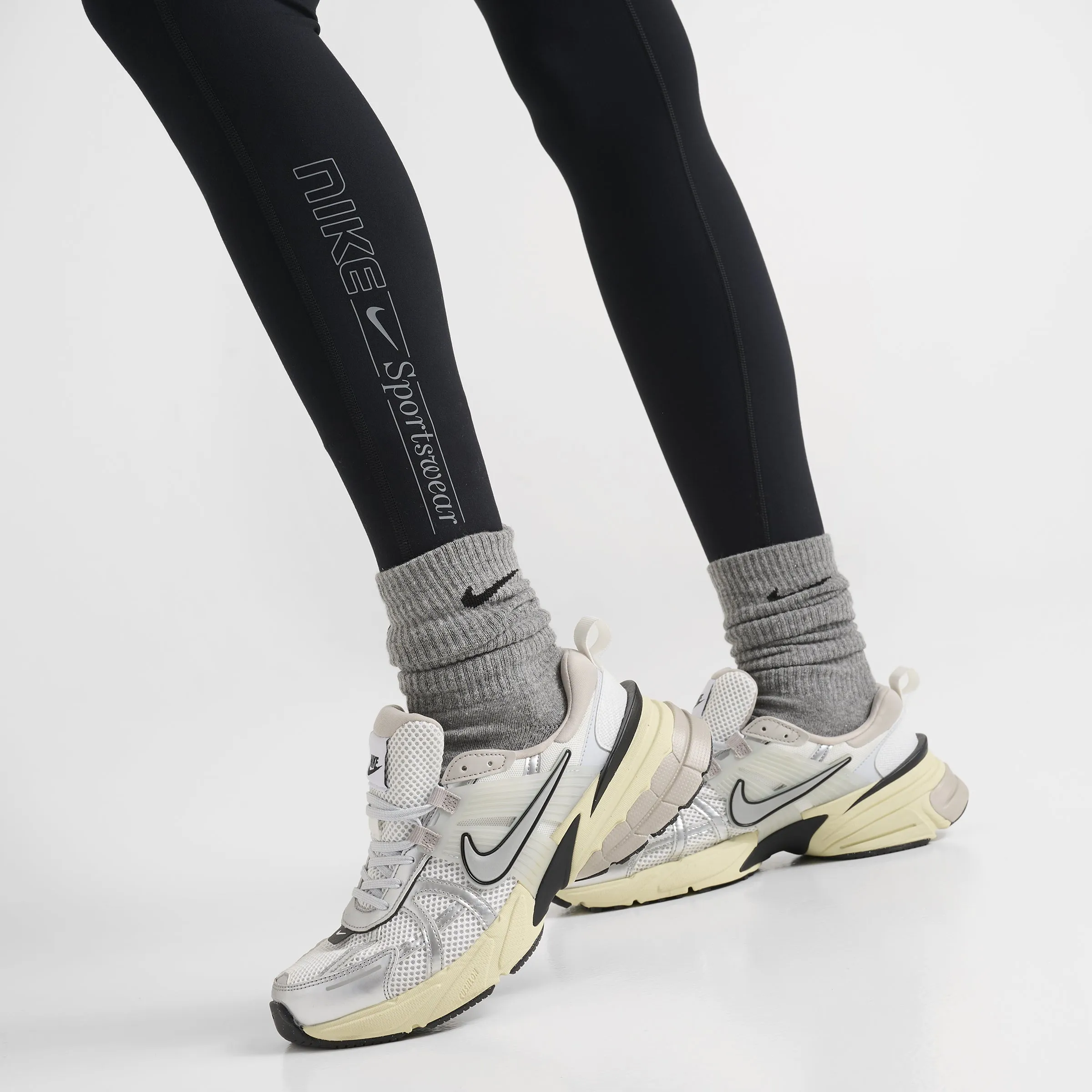Nike One Women's Dri-FIT High Rise Crop Leggings / Black